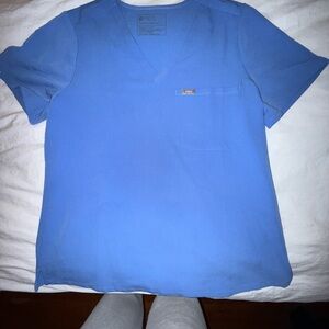 FIGS Women’s Ceil Blue Catarina One Pocket Scrub Top